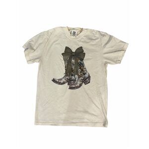 NWOT Comfort Colors Women's Size Medium White Cowboy Boots Bow Print T-Shirt